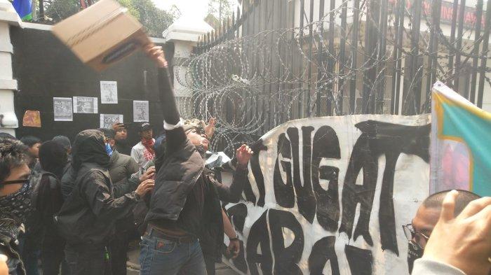 Aksi demo menolak revisi Undang-Undang Pilkada berlangsung di depan Gedung DPRD Jawa Barat, Kota Bandung, Kamis (22/8/2024).
