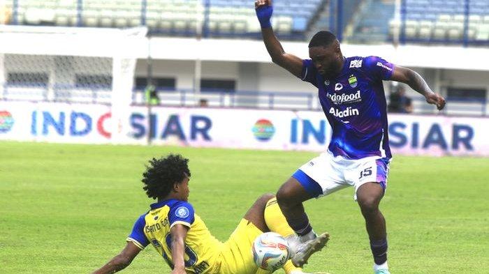 Aksi gelandang Persib Bandung Levy Madinda saat berhadapan dengan Barito Putera di pekan kedelapan Liga 1 2023-2024 di Stadion Gelora Bandung Lautan Api, Kota Bandung, Minggu (13/8/2023). Skor 1-1.