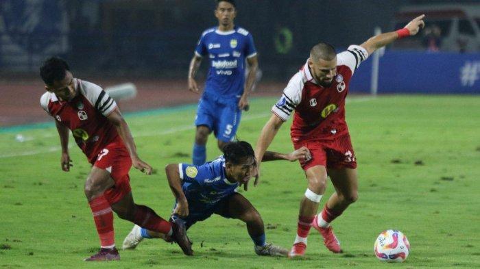PERSIB VS BARITO - Aksi laga Persib Bandung vs Barito Putera pada pekan ke-31 Liga 1 2024-2025, di Stadion Gelora Bandung Lautan Api (GBLA), Jumat (9/5/2025). Pertandingan berakhir imbang 1-1. Kinerja wasit saat memimpin pertandingan pekan ke-31 Liga 1 Persib vs Barito Putera mendapat sorotan tajam dari pendukung Persib Bandung, Bobotoh.