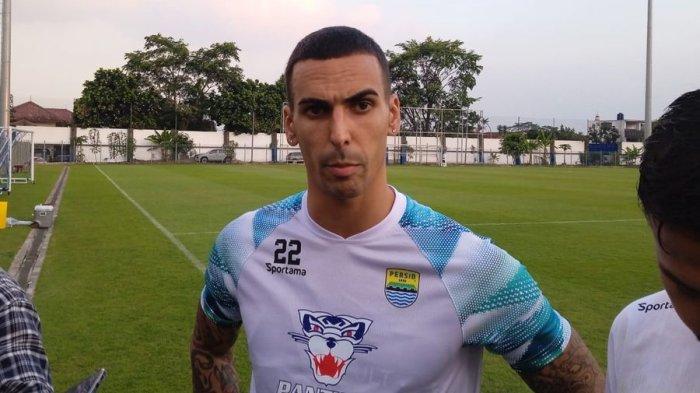 Pemain asing Persib Bandung, Alberto Rodriguez Martin menjelaskan kondisi adaptasinya saat bermain sepak bola di Indonesia.