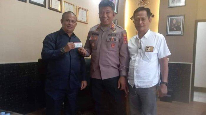 Anggota DPRD Bima Rafidin berpose bersama Kapolres Bima, AKBP Eko Suyono usai buat SIM di Mapolres Bima, Senin (22/7/2024).