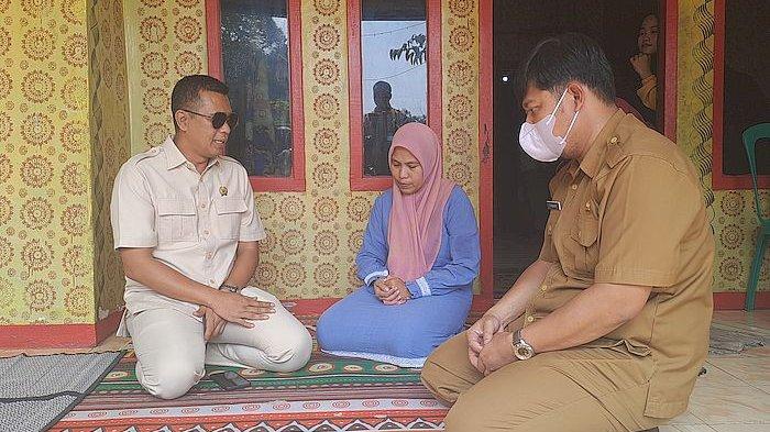 Anggota Komisi IV DPRD Kabupaten Sukabumi, Hera Iskandar, mengunjungi rumah keluarga MA korban meninggal MPLS SMPN 1 Ciambar di Kampung Selaawi, Desa Cibunarjaya, Kecamatan Ciamba, Kabupaten Sukabumi, Selasa (25/7/2023).