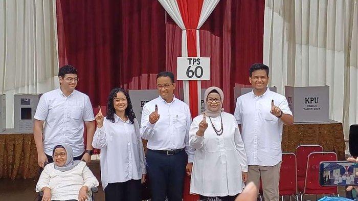 Calon presiden nomor urut 1 Anies Baswedan dan keluarga saat mencoblos di TPS 60, RT 4 RW 6 Lebak Bulus Jakarta Selatan, Rabu (14/2/2024)