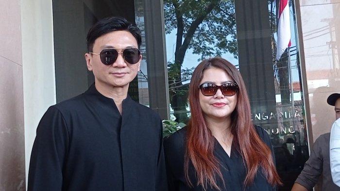 Anji Manji dan Wina Natalia di Pengadilan Agama Cibinong, Bogor, Kamis (6/6/2024).