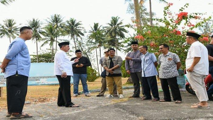 Gubernur Kepulauan Riau (Kepri), Ansar Ahmad saat berada di Taman Kota Bintan Utara yang ada di Pantai Sakera.