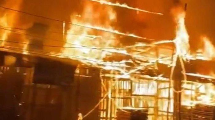 KEBAKARAN - Api membakar puluhan kios kayu dan tiga rumah di Jalan Terusan Pasir Koja, Gang Satata Sariksa, RT 08/04 Kelurahan Sukahaji, Kecamatan Babakan Ciparay, Kota Bandung, Rabu (9/4/2025) pukul 23.00 WIB.