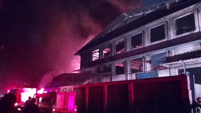 KEBAKARAN PABRIK - Api yang membakar tiga pabrik di kawasan industri Sadang-Rahayu, Desa Rahayu, Kecamatan Margaasih, Kabupaten Bandung pada Kamis (30/1/2025), masih belum berhasil dikendalikan