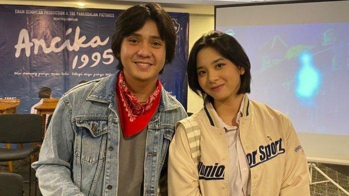 Arbani Yasiz yang memerankan Dilan dan Zee JKT 48 sebagai Ancika saat syukuran film Ancika 1995, Minggu (2/4/2023).