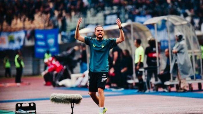 Asisten pelatih Persib Bandung, Manuel Cascallana menyemangati pemain saat melawan Persija Jakarta di Stadion GBLA, Rabu (11/1/2023). Ia menjadi salah satu sosok yang konsisten membuat para bobotoh kagum.