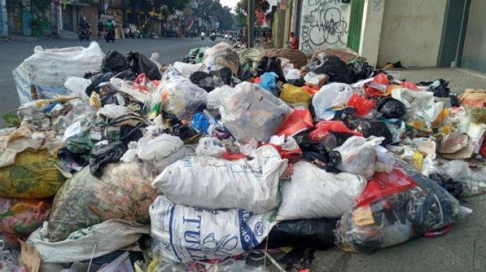 Salah satu pemandangan sampah menggunung di tepi jalan di Astanaanyar, Kota Bandung, Selasa (29/8/2023).