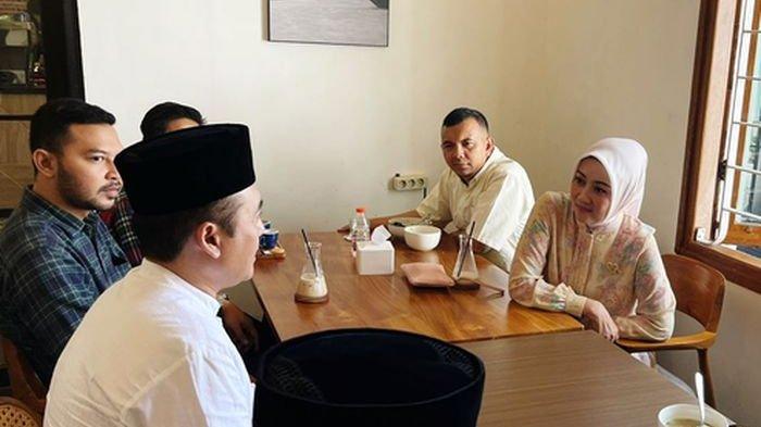 Atalia Praratya Kamil dan Erwin bertemu di Jalan Ir H Djuanda, Kota Bandung, Rabu (8/5/2024).