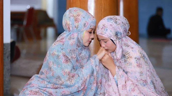 Atalia Kamil mengunggah foto bersama sang putri, memberi doa agar sang anak selalu dalam lindungan Allah SWT.