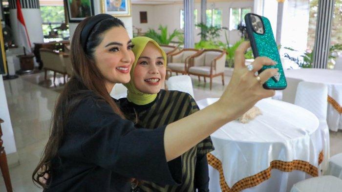 Atikoh Ganjar Pranowo saat ngobrol bersama Ashanty di Puri Gedeh, Selasa (15/8/2023).