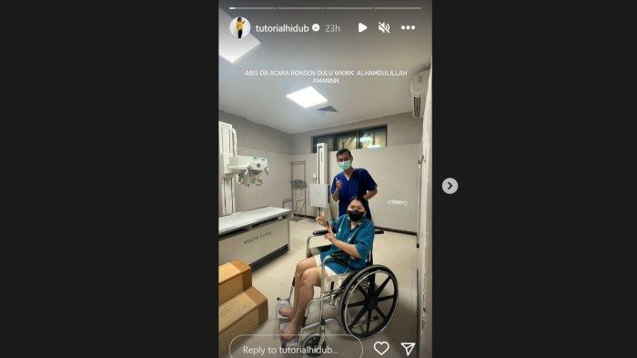 Seleb TikTok, Aul 'Tutorial Hidup' menaiki kursi roda setelah insiden terjungkal dari panggung saat manggung di Kota Balikpapan, Jumat (1/9/2023).