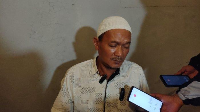 Ayah dari Hegi Rian Prayoga atau biasa dipanggil Egi saat mendampingi anaknya mengklarifikasi foto yang beredar di media sosial sebagian memang dirinya namun tidak terlibat dalam kasus Vina Cirebon.