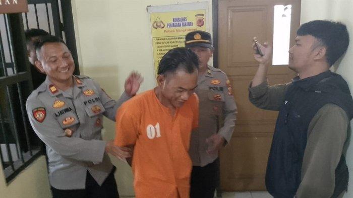 BEGAL DITANGKAP - Aji (baju tahanan), pelaku begal di Kota Tasikmalaya digiring polisi, Selasa (4/2/2025). Polsek Mangkubumi, Polres Tasikmalaya Kota, berhasil mengamankan pelaku begal yang terjadi di Jalan Raya EZ Muttaqin tepatnya di kampung Linggajaya, Kelurahan Linggajaya, Kecamatan Mangkubumi, Kota Tasikmalaya, Senin (3/2/2025), malam.