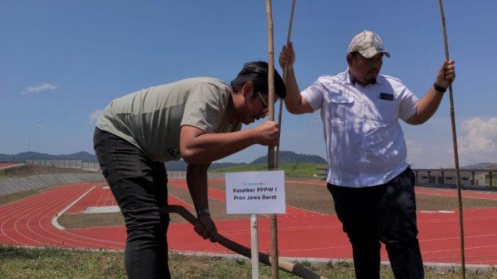 Ratusan pohon ditanam Balai Prasarana Permukiman Wilayah (BPPW) Jawa Barat di Pusat Pelatihan Atletik Nasional, Kecamatan Pangalengan, Kabupaten Bandung pada Senin (7/10/2024).
