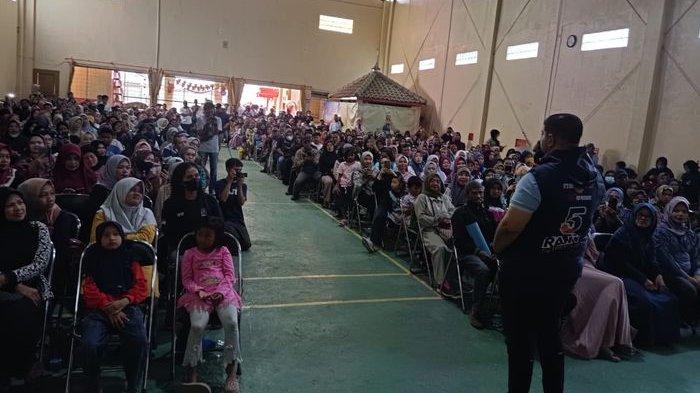 Bacaleg DPR RI dari Partai NasDem, Rajiv, saat berbicara di depan penerima PIP di Katapang, Kabupaten Bandung, Minggu (17/9/2023).