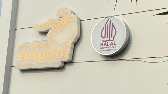 Kota Bandung kerap memiliki beragam kuliner legendaris yang masih eksis hingga sekarang. Kudapan mainstream nan legendaris yang masih bertahan di tengah gempuran kuliner modern adalah Bakso Sapi Cihampelas.