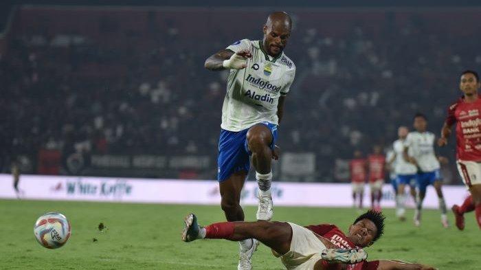 Bomber Persib Bandung David da Silva diadang pemain Bali United pada laga di Stadion Kapten I Wayan Dipta, Bali, Senin (18/12/2023) malam.
