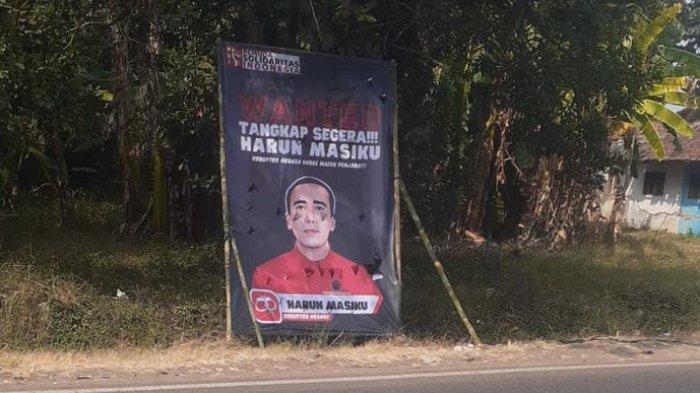 Baliho berisi foto DPO Harun Masiku dipasang di sisi jalan.