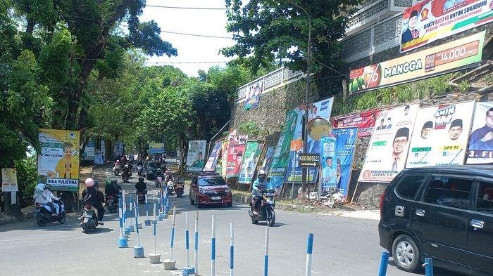 Baliho caleg bertebaran di pinggir jalan raya menuju Pantai Palabuhanratu, tepat di simpang Gunung Butak, Desa Citepus, Kecamatan Palabuhanratu, Kabupaten Sukabumi, Jawa Barat, Minggu (31/12/2023).