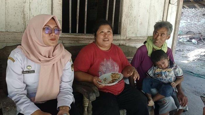 Balita penderita penyakit kulit langka, Alfi Azka (3), Dusun/Desa Tulung, Kecamatan Saradan, Kabupaten Madiun, ditemani orang tuanya Sri Susanti (36), dan Jayus (43), saat ditemui Kepala Dusun Tulung Aprilia Fitriana, Kamis (30/5/2024)