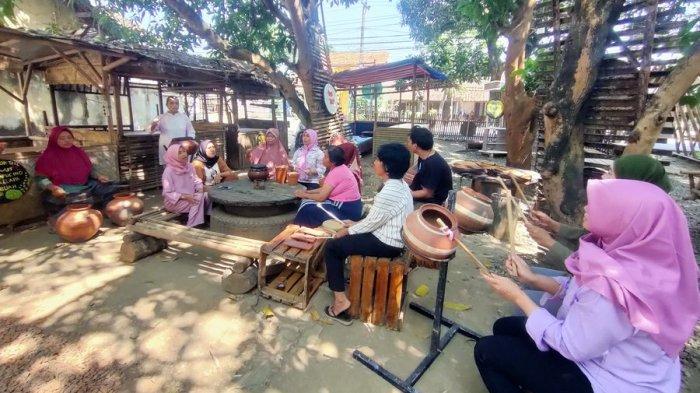 Kelompok musik yang terdiri dari emak-emak asal Kampung Wates, Desa Jatisura, Kecamatan Jatiwangi, Kabupaten Majalengka. Grup musik ini menamakan dirinya 'Mother Bank' yang mana berlatar belakang sebagai nasabah bank yang awalnya terjerat bank Emok.