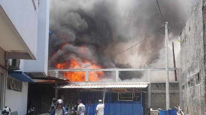 Bangunan di belakang Tribun Jabar di Jalan Soekarno Hatta, Bandung, terbakar pada Selasa (15/10/2024) siang.