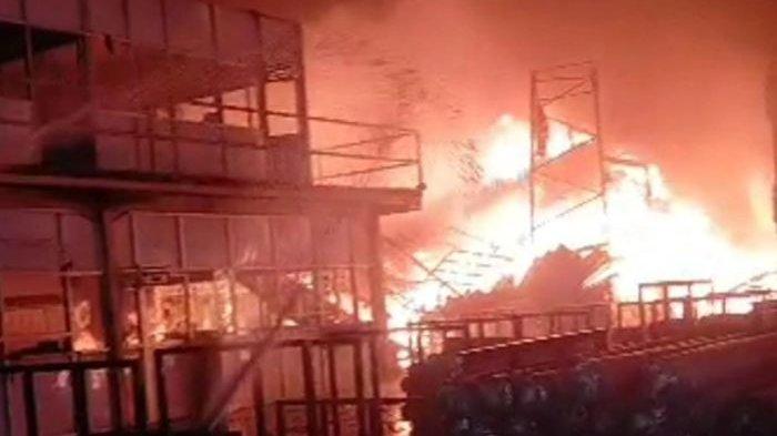 Bangunan milik PT Kahatex di Kecamatan Jatinangor, Kabupaten Sumedang, tepatnya di Jalan Raya Bandung-Garut terbakar hebat, Kamis (29/2/2024) siang.