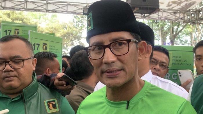 Ketua Badan Pemenangan Pemilu (Bappilu) Partai Persatuan Pembangunan (PPP) Sandiaga Uno diwawancarai wartawan di Kecamatan Cipanas, Kabupaten Cianjur, Jumat (29/12/2023).