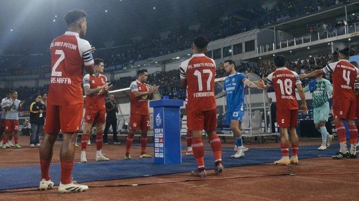 GUARD OF HONOUR - Pertandingan pekan ke-32 Liga 1 2024/25 di Stadion Gelora Bandung Lautan Api, Jumat 9 Mei 2025 malam. Sebagai penghormatan, para pemain Barito Putera memberikan guard of honour untuk para pemain Persib yang baru saja memastikan gelar juara saat memasuki lapangan.