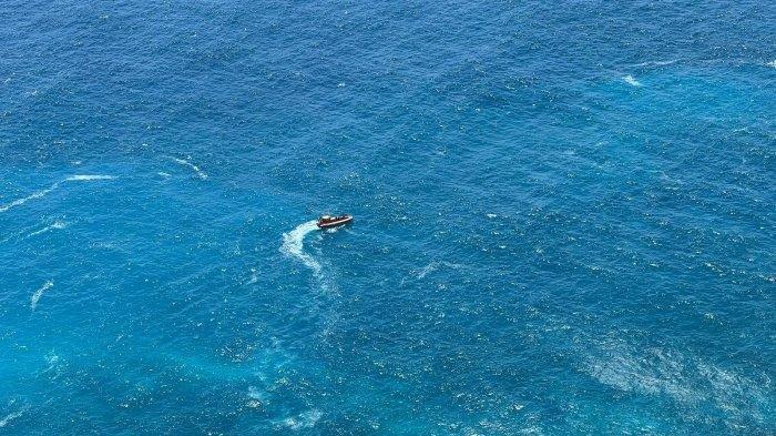 Basarnas mencari keberadaan seorang siswa asal Sumedang, Jawa Barat hilang terseret ombak saat berwisata di Pantai Kelingking, Kecamatan Nusa Penida, Rabu (30/10/2204).