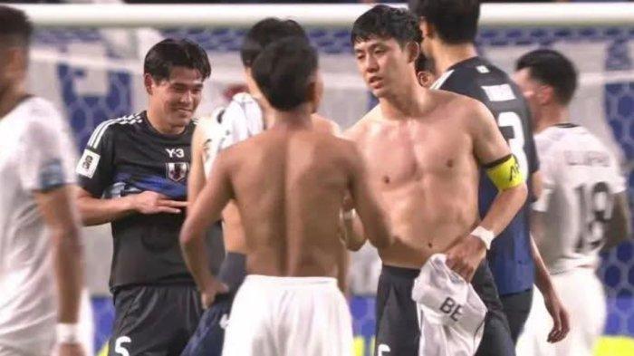 TUKAR JERSEY - Beckham Putra dan Wataru Endo saling bertukar jersey setelag laga Jepang vs Indonesia, Selasa (10/6/2025).