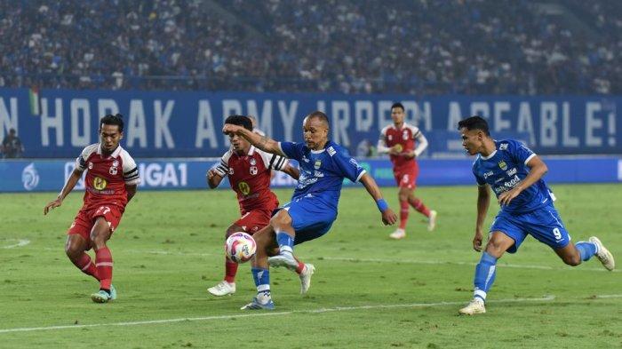 Bek PERSIB, Gustavo Franca menenang bola ke arah gawang Barito Putera pada pertandingan pekan ke-32 Liga 1 2024/25 di Stadion Gelora Bandung Lautan Api, Jumat, 9 Mei 2025.