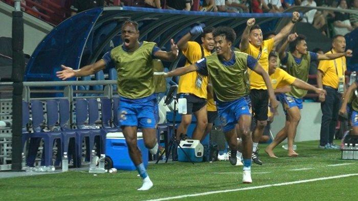 Bek PERSIB, Kakang Rudianto dan Victor Igbonefo merayakan kemenangan atas Lion City Sailors di Stadion Jalan Besar Singapura, 7 November 2024