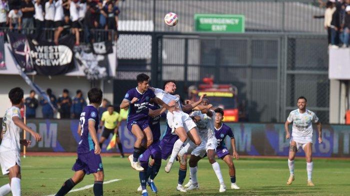 Bek PERSIB, Mateo Kocijan berduel dengan pemain Persita Tangerang pada pertandingan pekan ke-33 Liga 1 2024/25 di Stadion Indomilk Arena, Jumat, 16 Mei 2025.