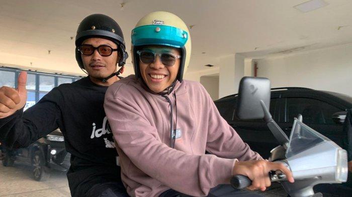 Bek PERSIB, Mohamad Edo Febriansah mengendarai Vespa untuk motoran. (PERSIB.co.id/M. Jatnika Sadili)