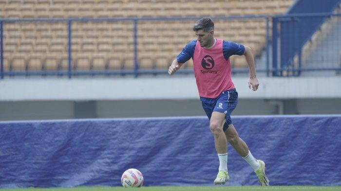 Bek PERSIB, Nick Kuipers berlatih di Stadion Gelora Bandung Lautan Api, Selasa, 14 Januari 2025.