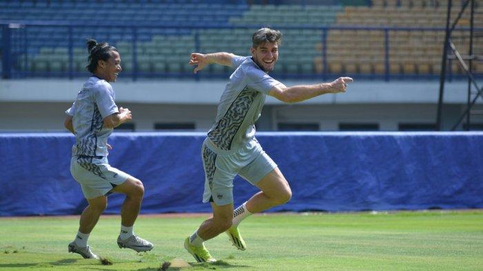 Bek PERSIB, Nick Kuipers berlatih di Stadion Gelora Bandung Lautan Api, Rabu, 9 April 2025.