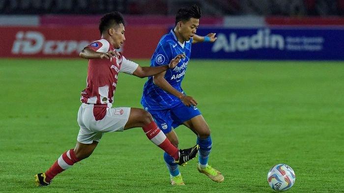 Bek Persib Bandung Edo Febriansah (kanan) mencoba melewati pemain Persis Solo pada laga pekan ketujuh Liga 1 2023-2024 di Stadion Manahan, Solo, Selasa (8/8/2023) malam.