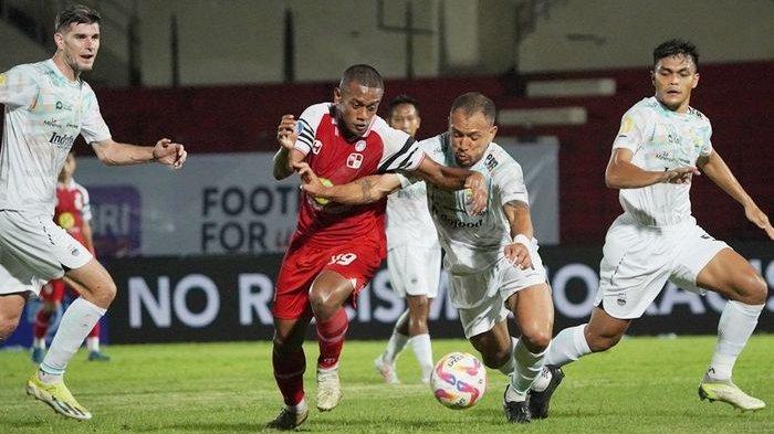 Bek Persib Bandung, Gustavo Franca (kedua dari kanan), mencoba menghentikan pemain Barito Putera pada laga pekan ke-15 Liga 1 2024-2025 di Stadion Sultan Agung, Bantul, Yogyakarta, Rabu (18/12/2024) malam. Persib menang 2-1.
