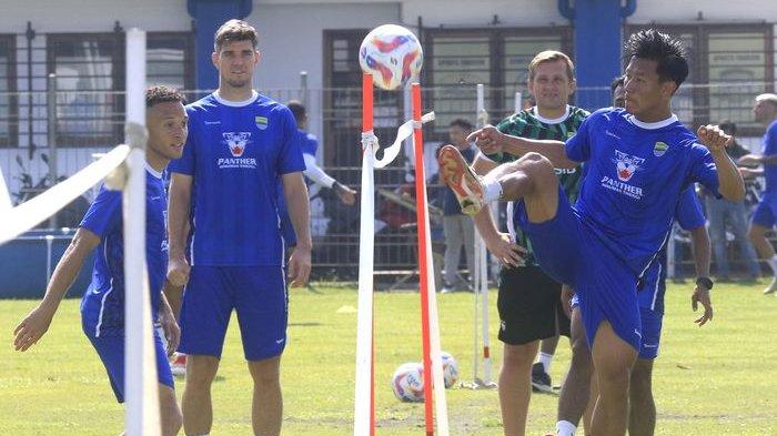 Bek Persib Bandung, Henhen Herdiana, menendang bola saat latihan di Stadion Sidolig, Kota Bandung, Jawa Barat, Sabtu (3/8/2024).