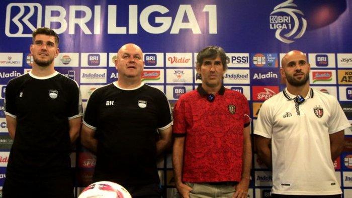 Bek Persib Bandung, Nick Kuipers (kiri), dan Pelatih Persib, Bojan Hodak (kedua dari kiri), foto bersama dengan pelatih dan pemain Bali United saat menghadiri konferensi pers di Graha Persib, Jalan Sulanjana, Bandung, Jumat (17/5/2024).