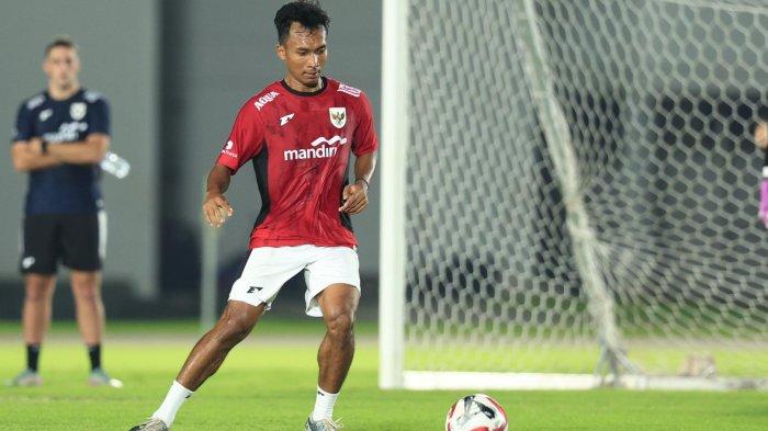 ROBI DARWIS - Bek Persib Bandung, Robi Darwis, siap tempur memperkuat Timnas Indonesia U-23 untuk hadapi Brunei Darussalam di Piala AFF U-23, di Stadion Gelora Utama Bung Karno, Jakarta, Selasa (15/7/2025).