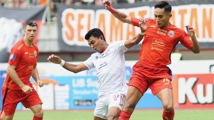 Bek Persija Jakarta Rizky Ridho (kanan) mengawal pergerakan penyerang Arema FC Dedik Setiawan pada laga yang berlangsung Minggu (20/8/2023) sore.