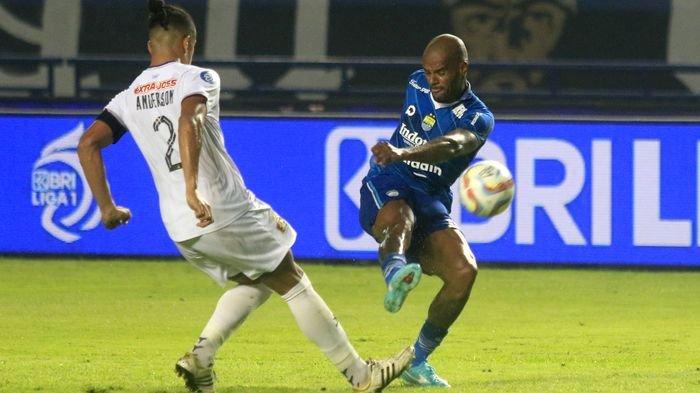 Bek Persik Kediri, Anderson Nascimento (kiri), mengeblok bola tendangan penyerang Persib Bandung, David da Silva, pada laga di pekan ke-22 Liga 1 2023-2024 di Stadion Gelora Bandung Lautan Api, Kota Bandung, Minggu (10/12/2023) malam. Persik menang 2-0.