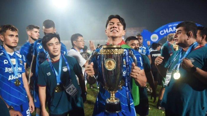 ANGKAT TROFI - Bek sekaligus Player Coach Persib, Achmad Jufriyanto, mengangkat trofi bersama Persib pada 2024.