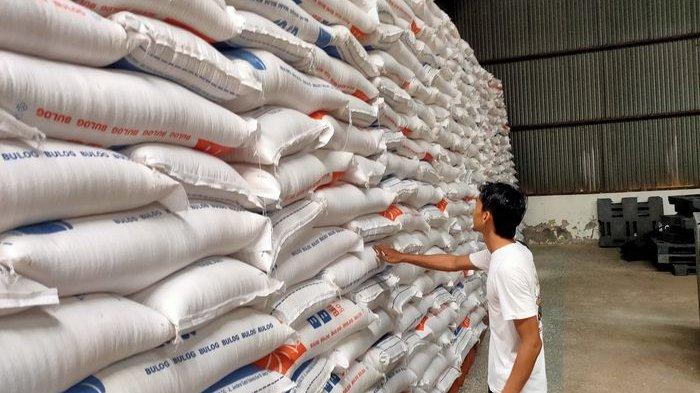 Beras di gudang Bulog Kota Cirebon.