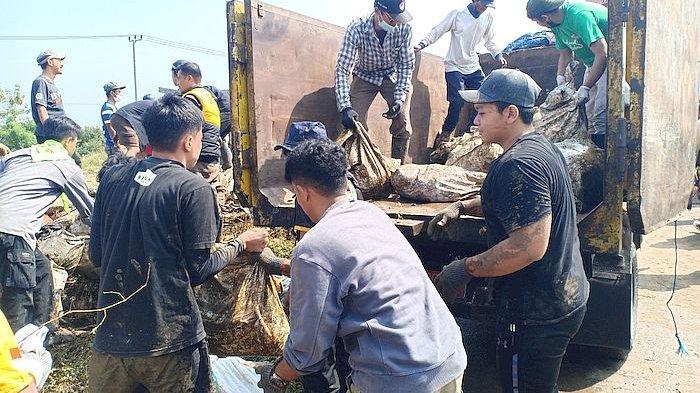 Ratusan orang turun ke Bendungan Cibugel, Sungai Cikeruh, Desa Cimekar, Kecamatan Cileunyi, Kabupaten Bandung, untuk membersihkan sampah, Rabu (26/7/2023)
